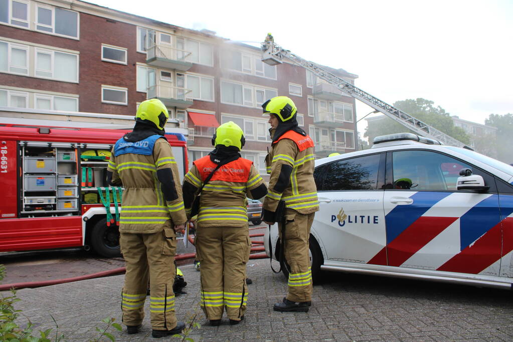 Enorme rookwolken bij uitslaande in flatgebouw