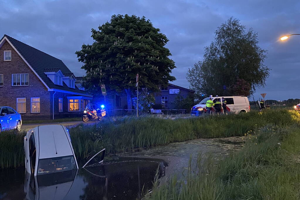 Auto belandt in sloot na achtervolging