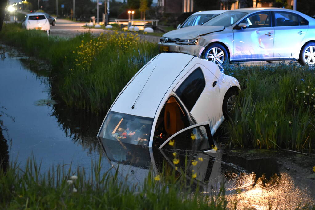 Auto belandt in sloot na achtervolging