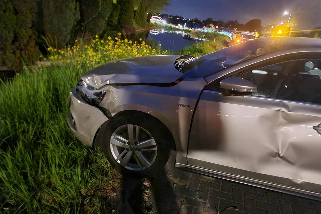 Auto belandt in sloot na achtervolging