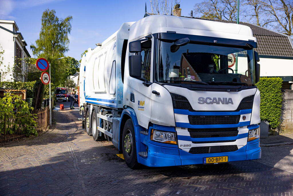 Vuilnisman raakt gewond bij blusactie