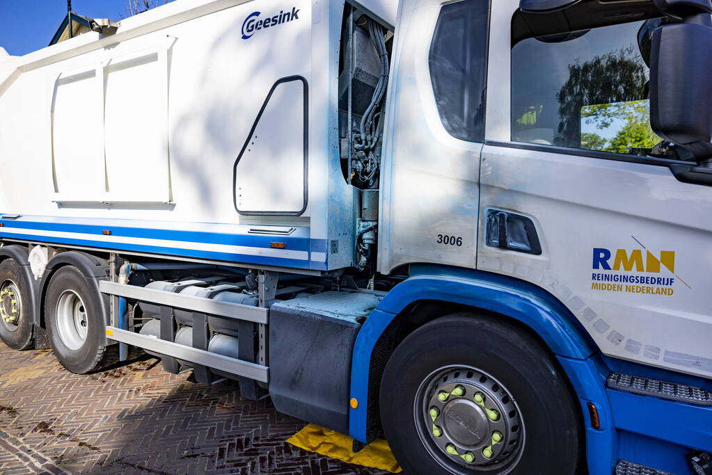 Vuilnisman raakt gewond bij blusactie