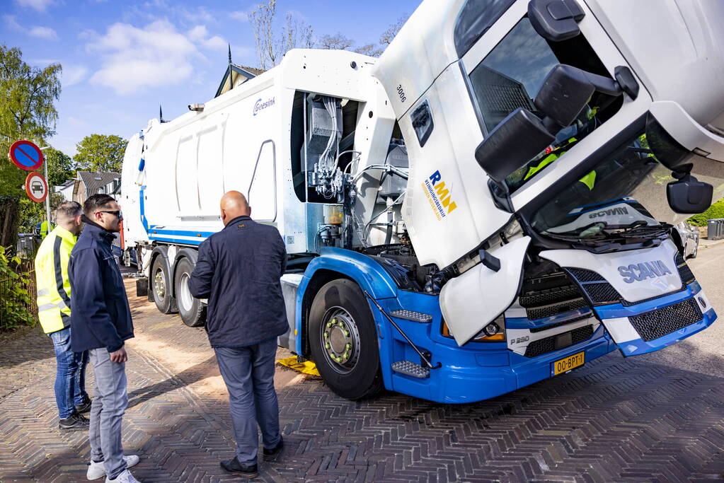 Vuilnisman raakt gewond bij blusactie