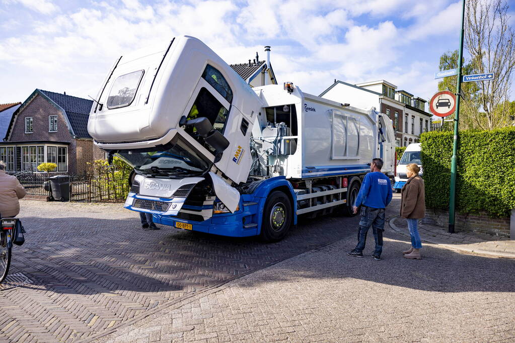 Vuilnisman raakt gewond bij blusactie