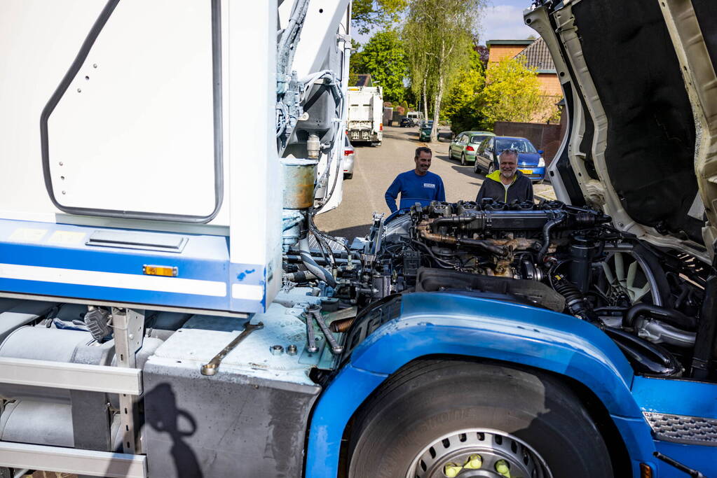 Vuilnisman raakt gewond bij blusactie