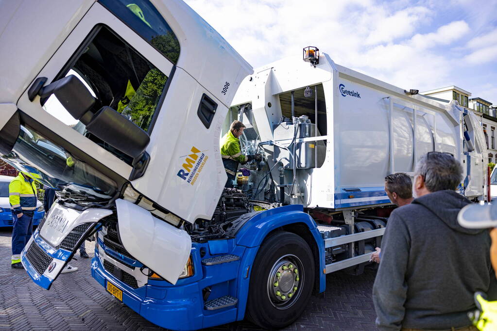 Vuilnisman raakt gewond bij blusactie