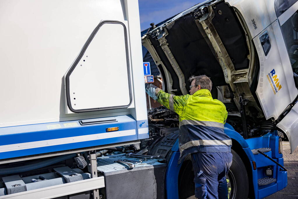 Vuilnisman raakt gewond bij blusactie