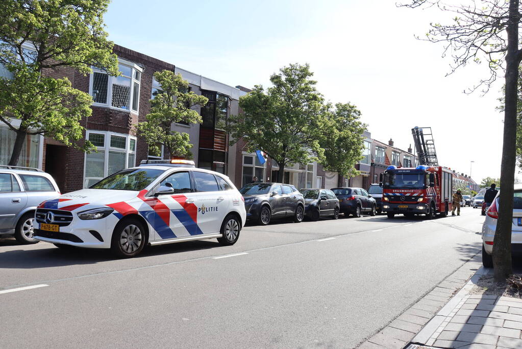 Brandweer veegt schoorsteen na brand