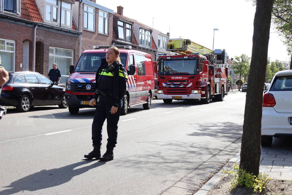 Brandweer veegt schoorsteen na brand