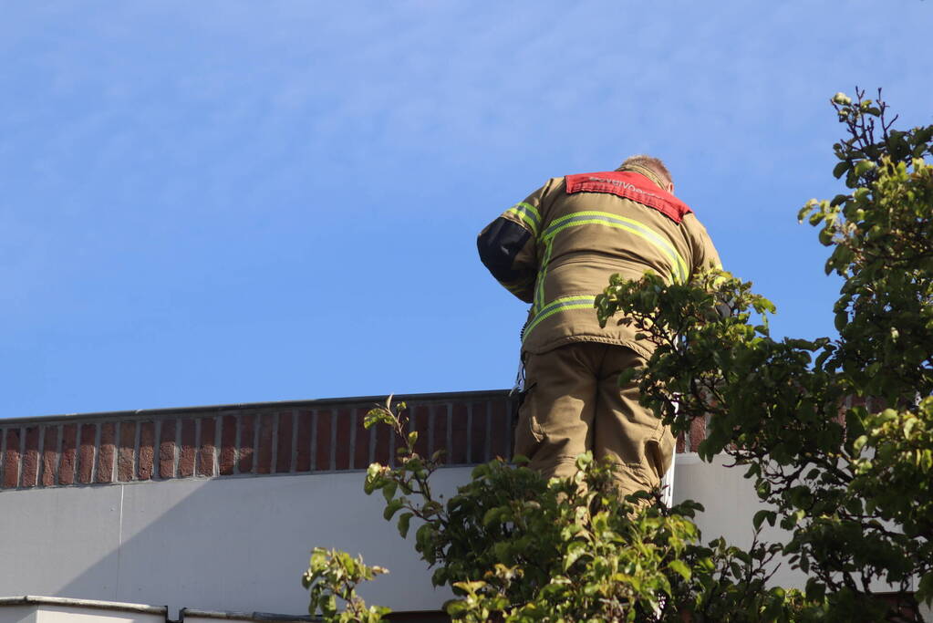 Brandweer veegt schoorsteen na brand