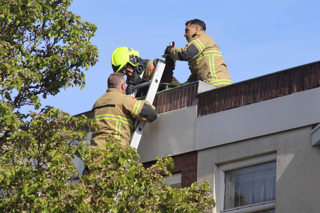 Brandweer veegt schoorsteen na brand
