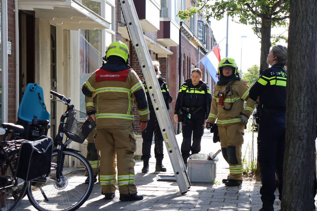 Brandweer veegt schoorsteen na brand
