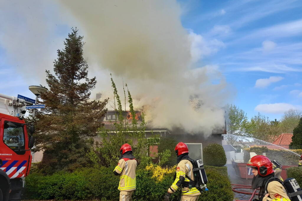 Grote brand in woning met rieten dak