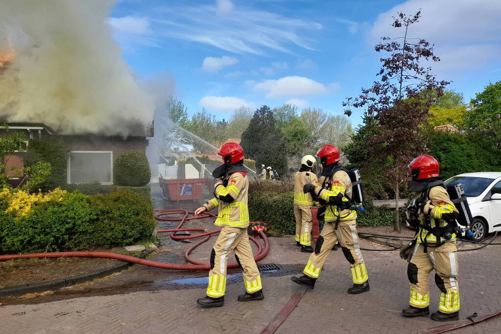 Grote brand in woning met rieten dak