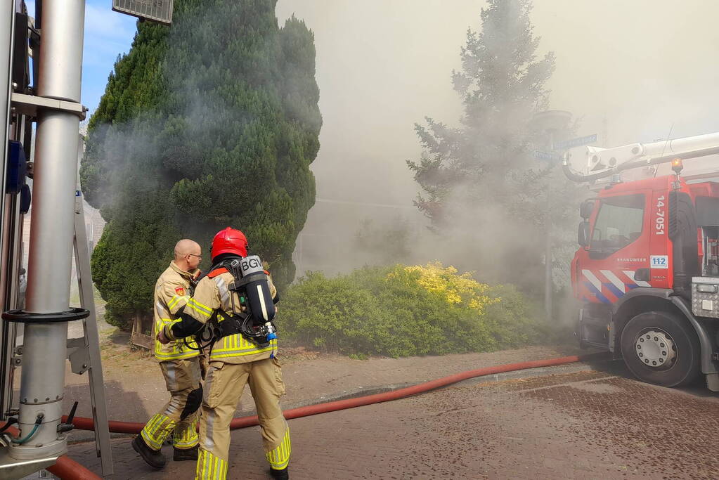 Grote brand in woning met rieten dak