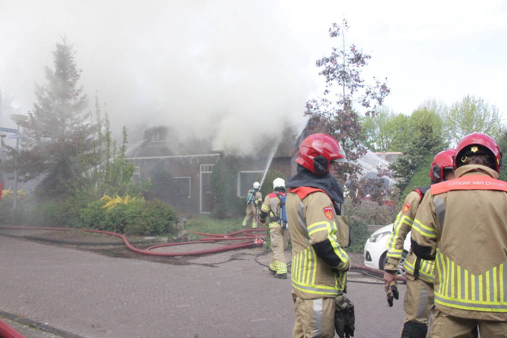 Grote brand in woning met rieten dak
