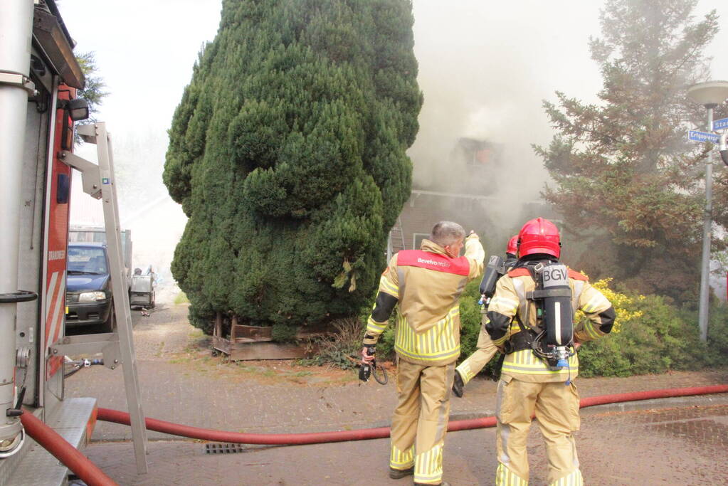 Grote brand in woning met rieten dak