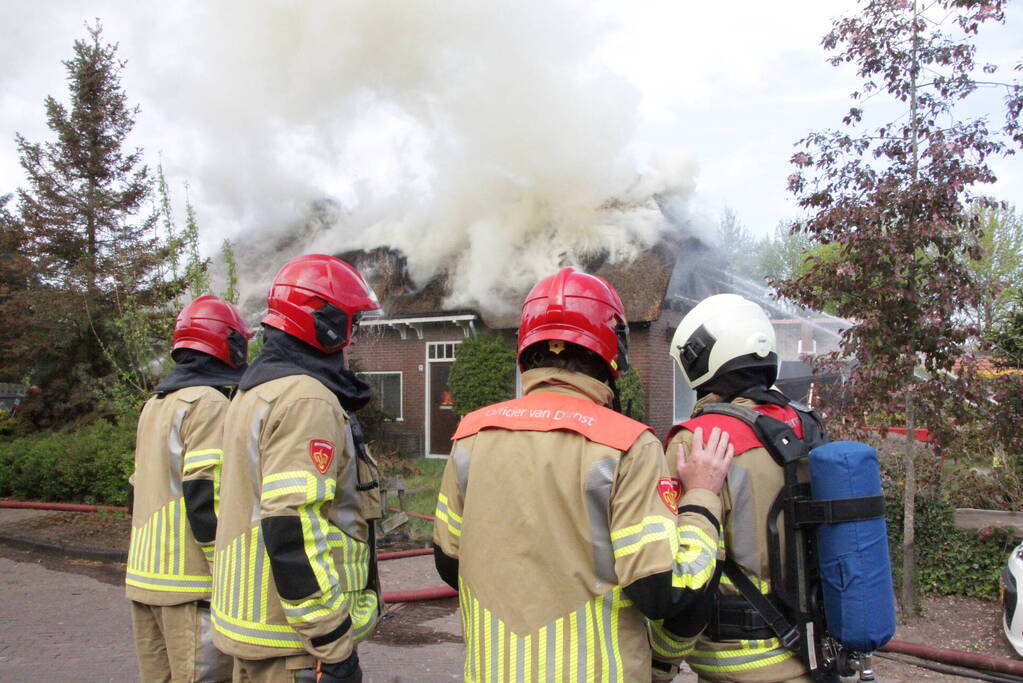 Grote brand in woning met rieten dak