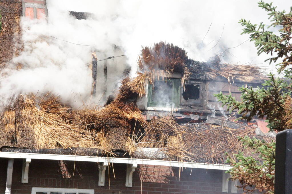 Grote brand in woning met rieten dak