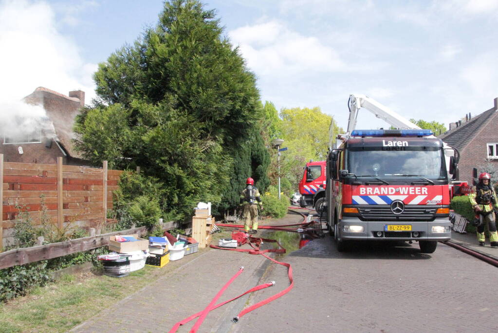 Grote brand in woning met rieten dak