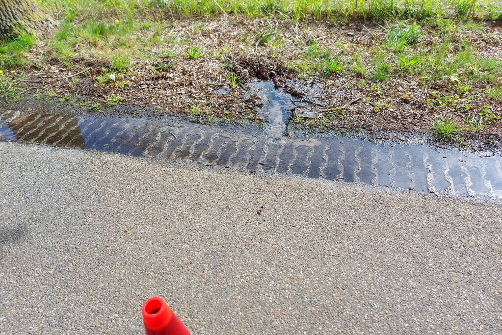 Weg deels afgesloten na leidingbreuk