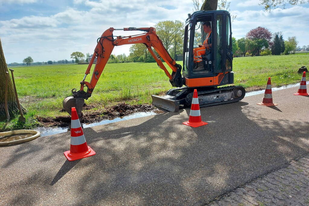Weg deels afgesloten na leidingbreuk