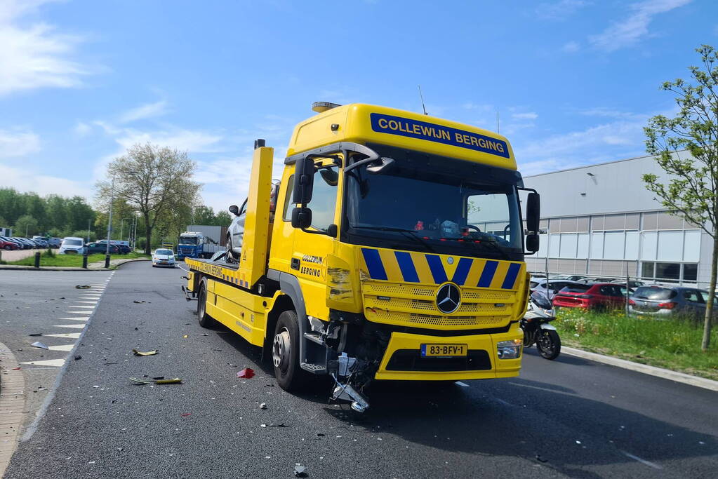 Berging vrachtwagen en personenauto botsen op kruising