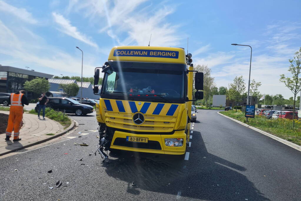 Berging vrachtwagen en personenauto botsen op kruising