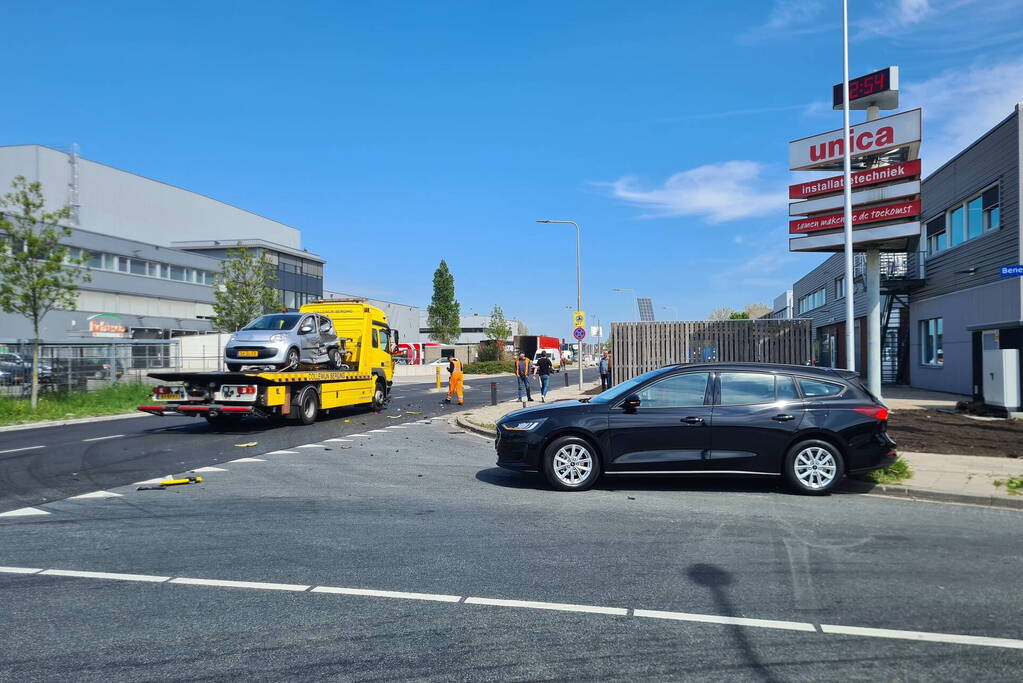 Berging vrachtwagen en personenauto botsen op kruising