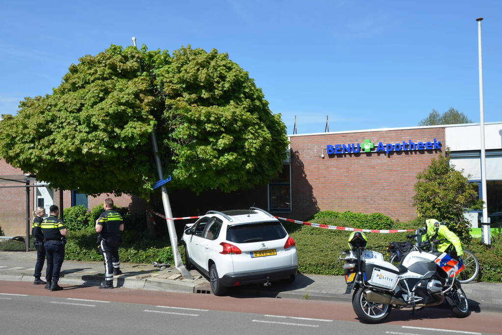 Automobilist botst op lantaarnpaal