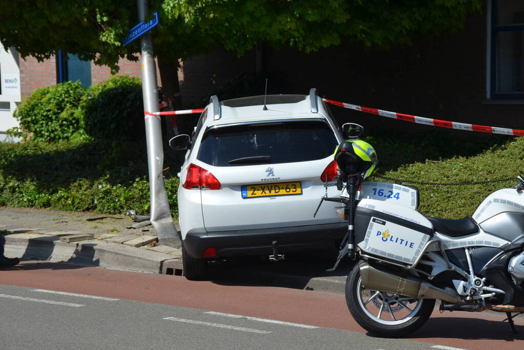 Automobilist botst op lantaarnpaal