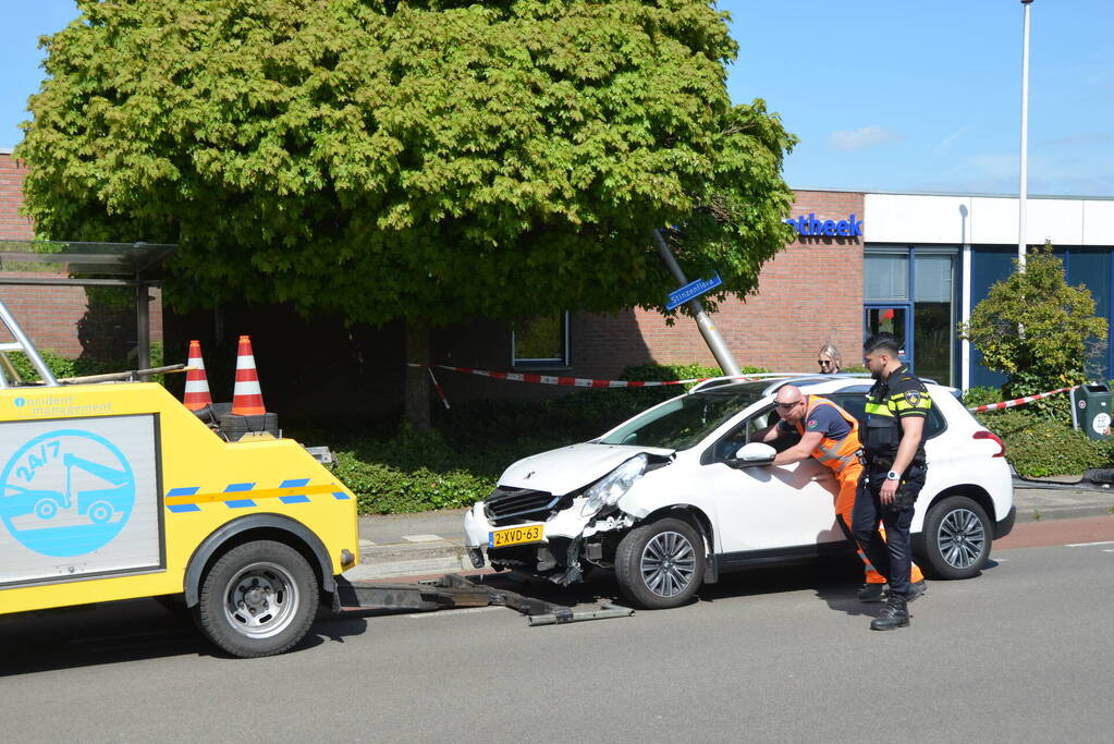 Automobilist botst op lantaarnpaal