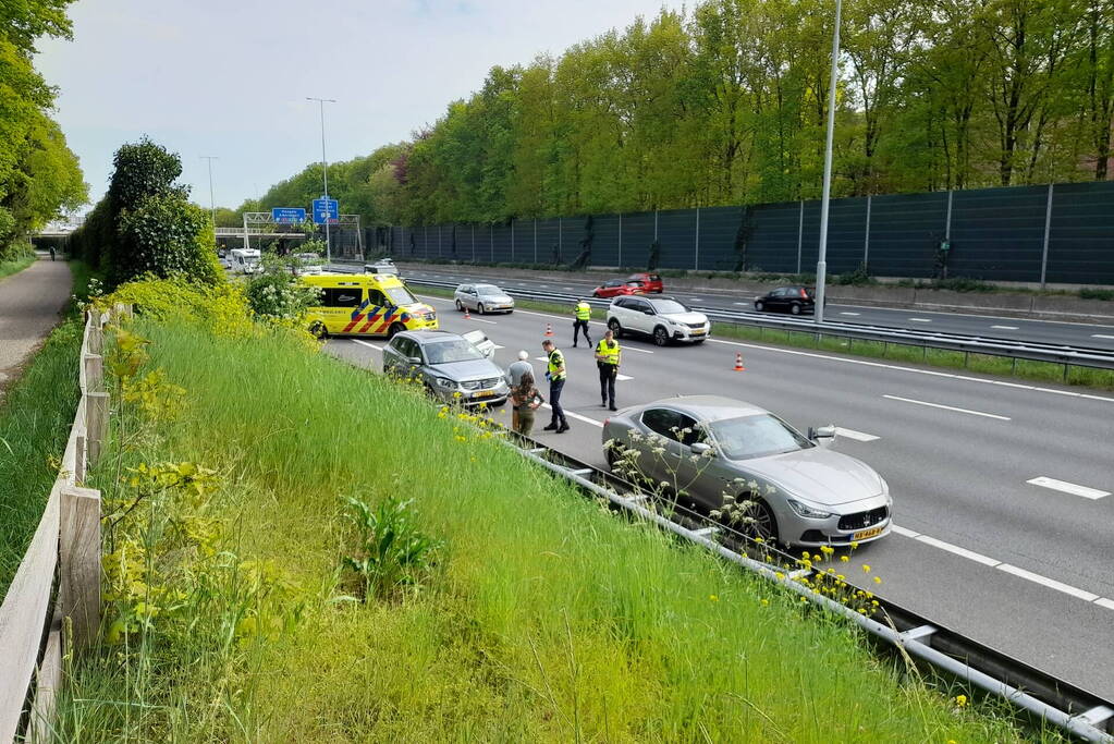 Maserati raakt beschadigd bij kop-staart aanrijding
