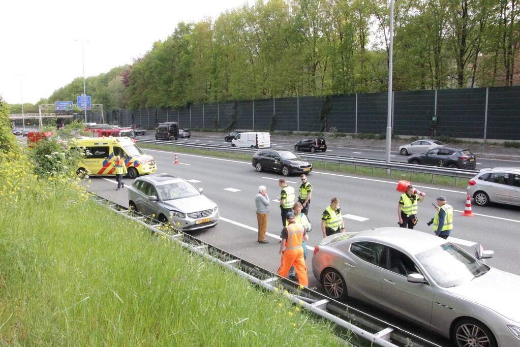 Maserati raakt beschadigd bij kop-staart aanrijding