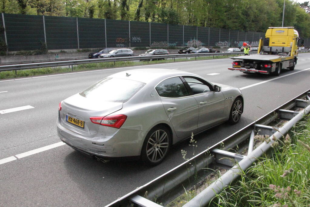 Maserati raakt beschadigd bij kop-staart aanrijding