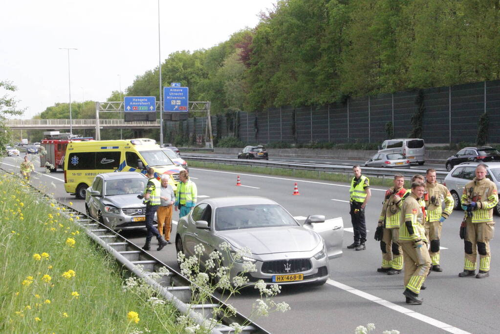 Maserati raakt beschadigd bij kop-staart aanrijding