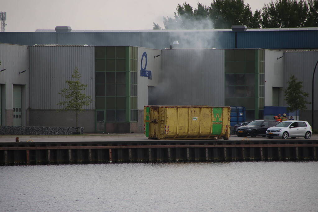 Brand in loods met papier