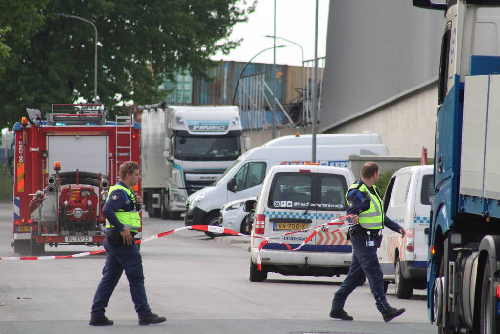 Brand in loods met papier