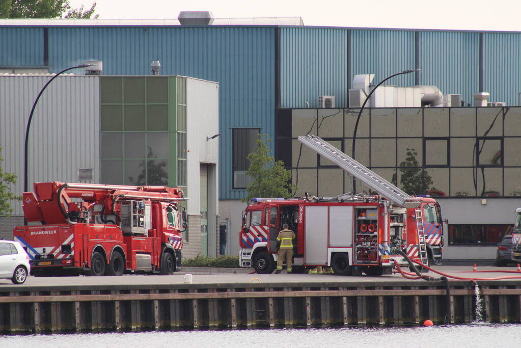 Brand in loods met papier