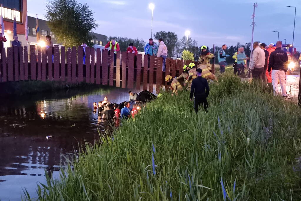 Omstanders houden auto boven water na ongeval, bestuurder overleden