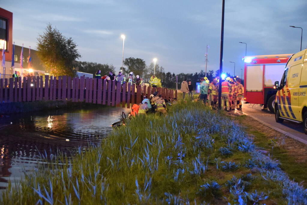 Omstanders houden auto boven water na ongeval, bestuurder overleden