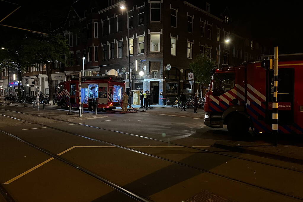 Hulpdiensten bestrijden brand in cafe