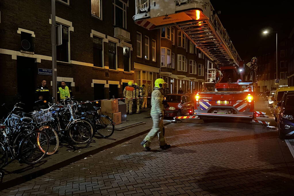 Hulpdiensten bestrijden brand in cafe