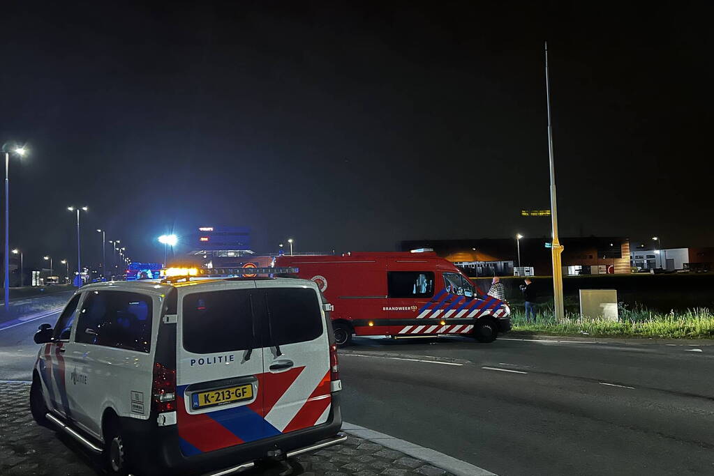 Brandweer redt persoon in voertuig uit sloot