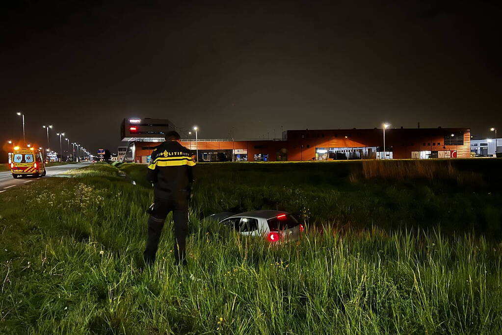 Brandweer redt persoon in voertuig uit sloot