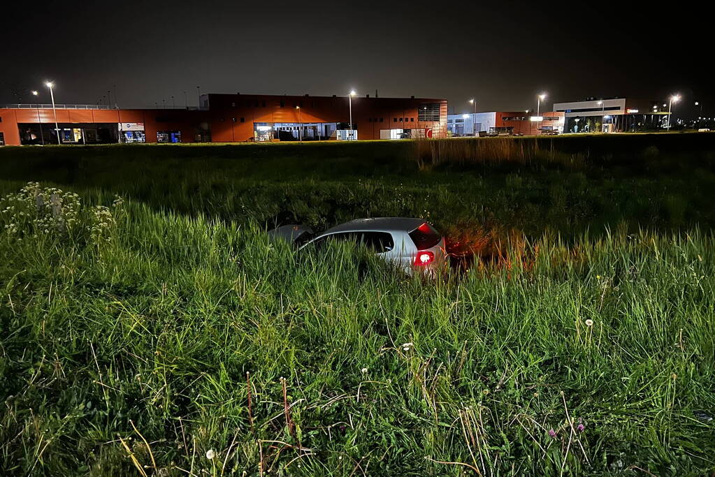 Brandweer redt persoon in voertuig uit sloot