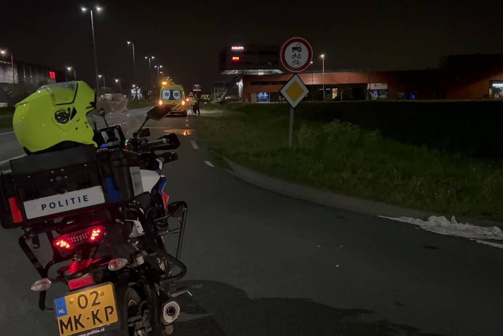 Brandweer redt persoon in voertuig uit sloot