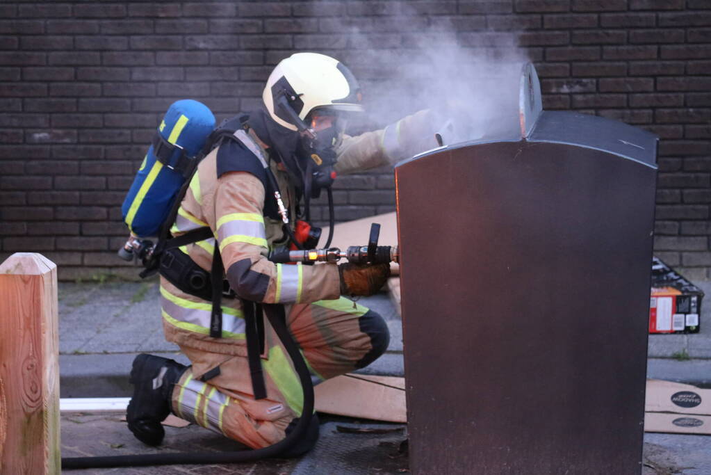 Ondergrondse container in brand bij hotel