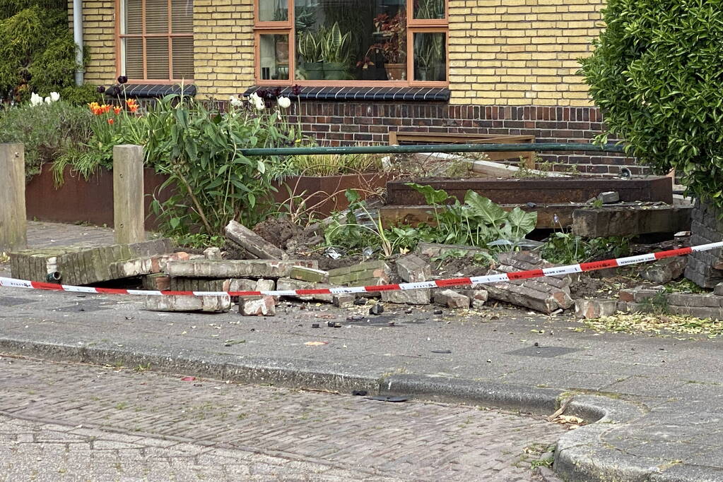 Minderjarige bestuurt personenauto en belandt in voortuin