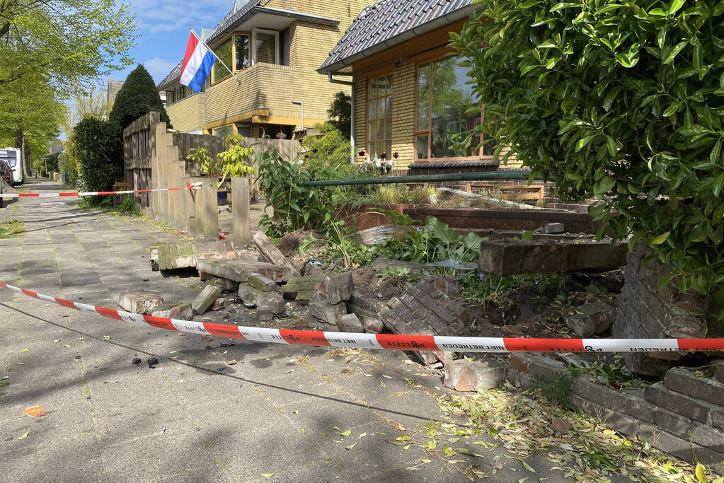 Minderjarige bestuurt personenauto en belandt in voortuin